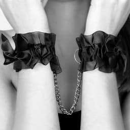 Bijoux Indiscrets Frou Frou Handschellen im Größenvergleich in der Hand