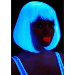 Leg Avenue Glow Bob Perücke in Weiß mit Leuchteffekt, Ansicht der Perücke von der Seite