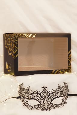 Venezianische Maske BL274624, Nahaufnahme der Strasssteine und Metallverarbeitung