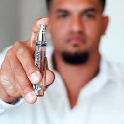 Verpackung des Eye of Love Unscented Male Pheromon-Sprays – Studioaufnahme auf hellem Hintergrund