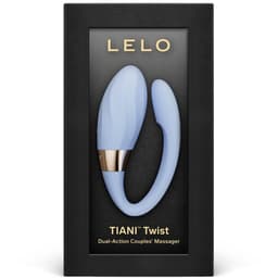 LELO Tiani Twist Paarvibrator in hellgrauem Silikon in der Hand gehalten