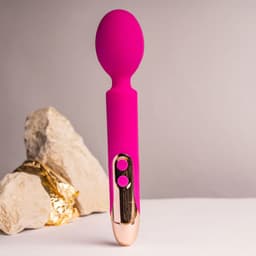 Oriel Wand von der Seite mit flexiblem Kopf im Detail – Studioaufnahme auf hellem Hintergrund