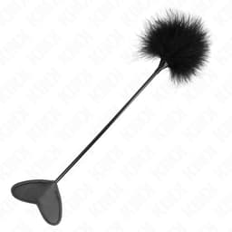 Kink Federstab mit Herzpaddle in der Hand gehalten, Griff im Fokus der Aufnahme