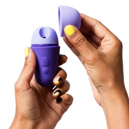 ROMP Free X Klitoris-Druckwellenvibrator in Lila, Seitenansicht mit aufgesetzter hygienischer Schutzhülle