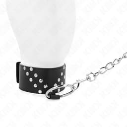 KINK Halskette mit V-Niete, Rückansicht mit Riemenführung, Ansicht mit Fokus auf die Verarbeitung