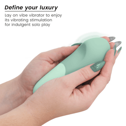 Womanizer Vibe Sage in der Hand zur Größeneinschätzung als Produktfoto