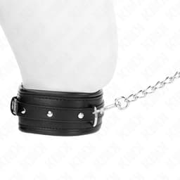Kink Halsband mit Glanzriemen und Schnalle flach ausgelegt, gesamte Länge sichtbar